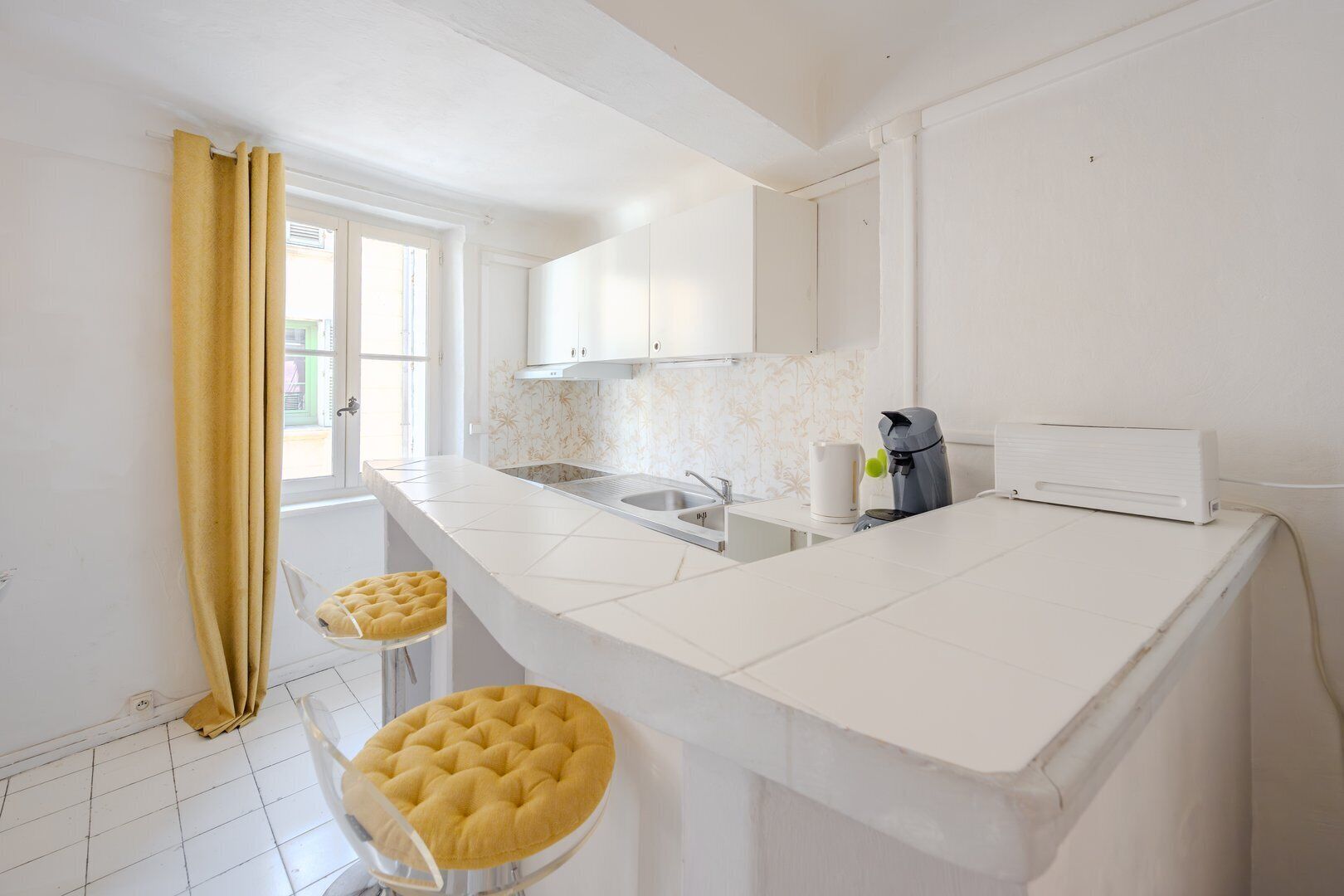 Fridge, microwave, oven, coffee/tea maker