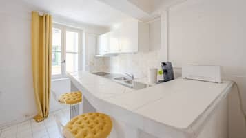 Kjøleskap, mikrobølgeovn, ovn og kaffetrakter/tekoker