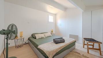 1 bedroom, desk, Internet, bed sheets