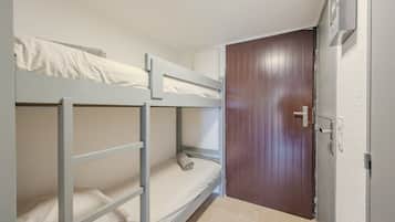 1 bedroom, desk, internet, bed sheets