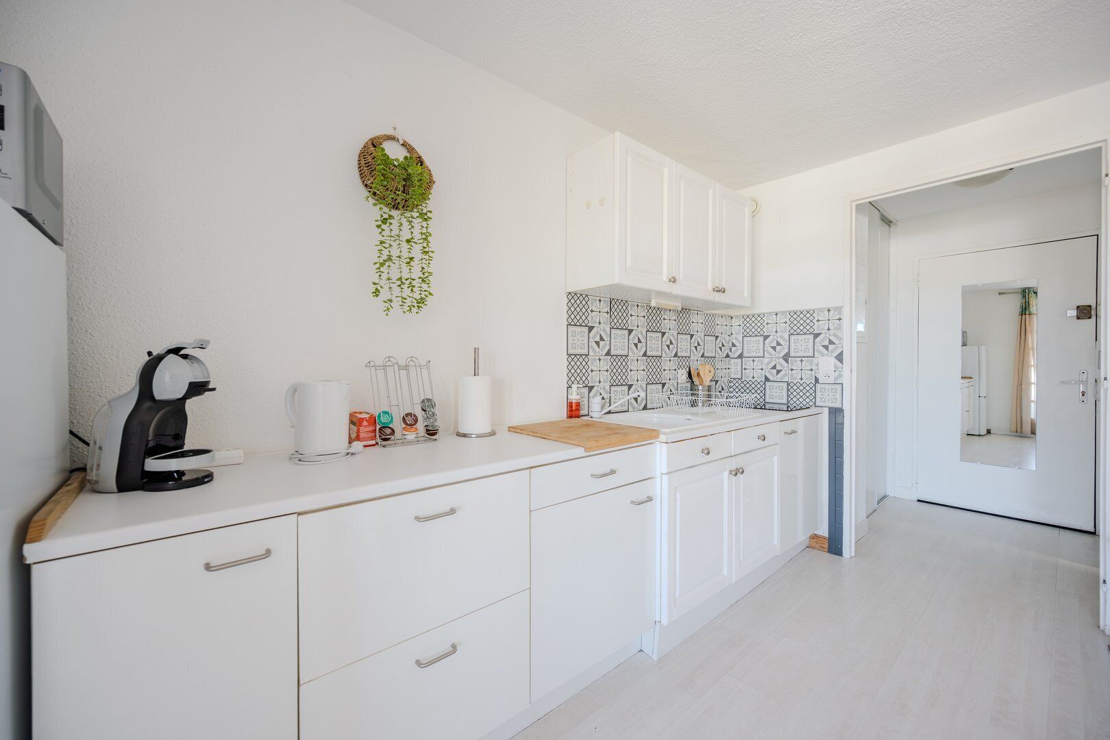Fridge, microwave, oven, coffee/tea maker