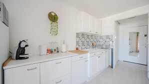 Wasserkocher mit Kaffee-/Teezubehör, Kühlschrank, Mikrowelle, Ofen