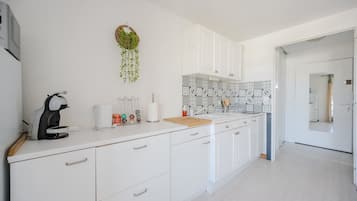 Fridge, microwave, oven, coffee/tea maker