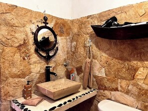 Chuveiro, secador de cabelo, shampoo 