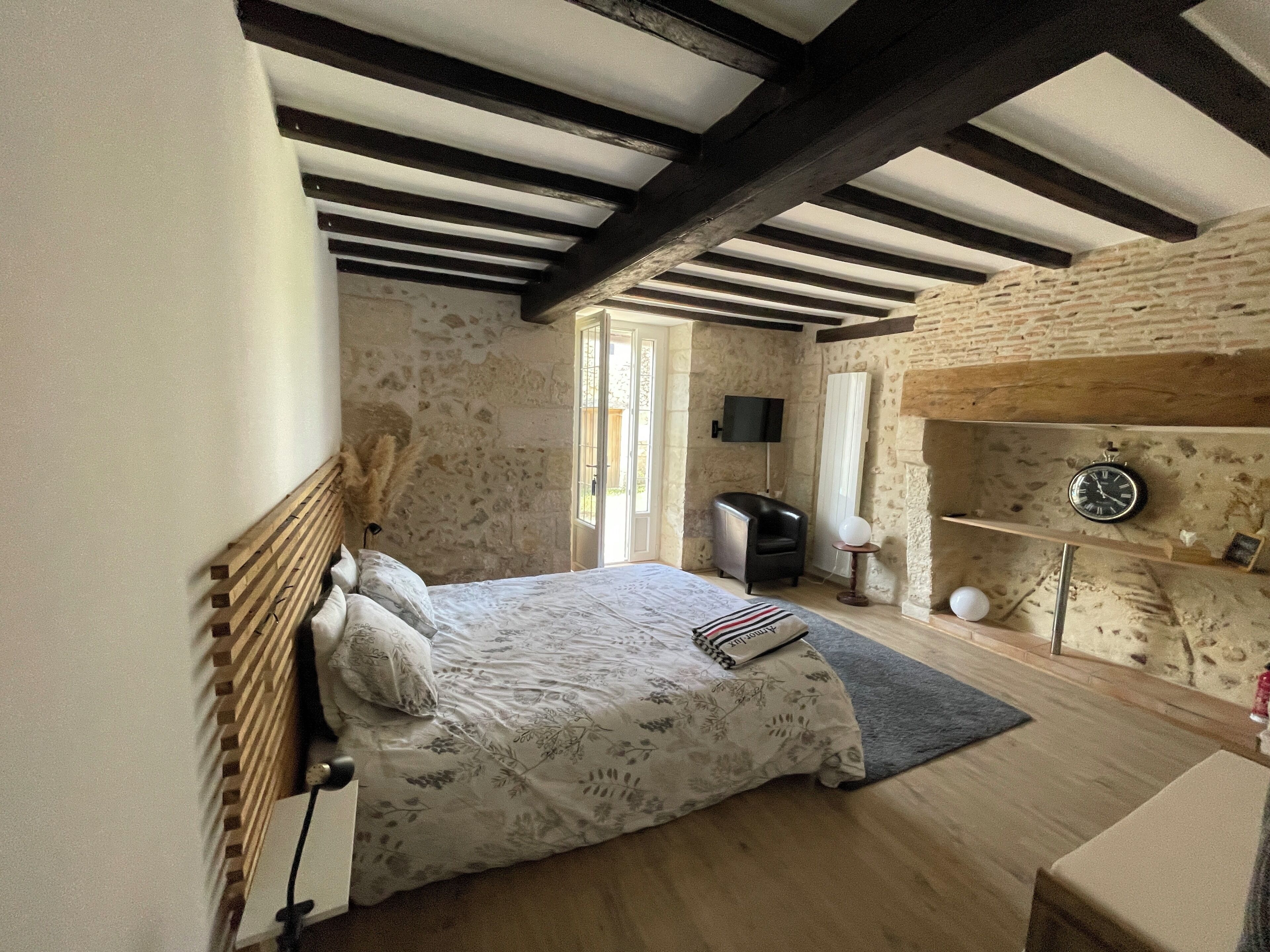 3 室のベッドルーム、WiFi (無料)、ベッドシーツ