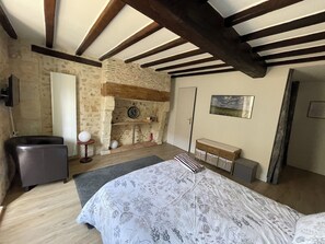 3 bedrooms, free WiFi, bed sheets