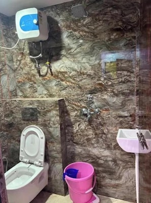 Quarto premium | Banheiro | Chuveiro, produtos de toalete grátis, toalhas de banho, sabonete