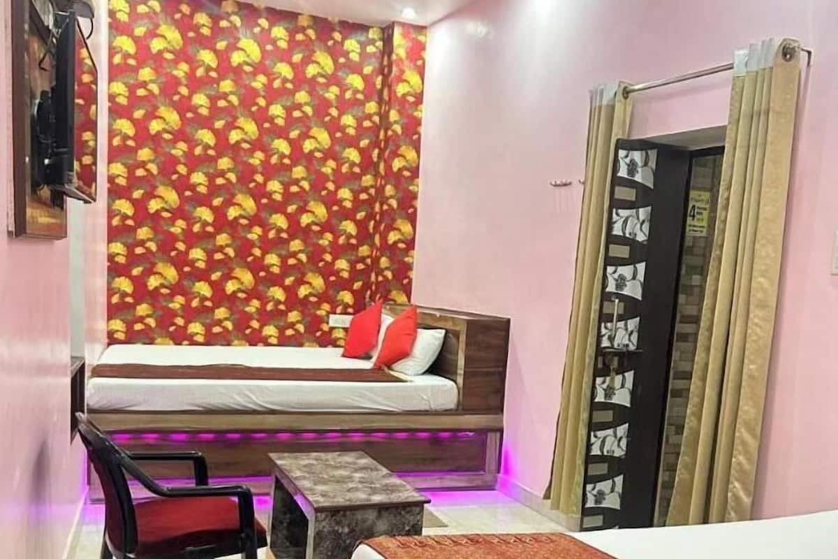 Basic Double Room, City View | Living area