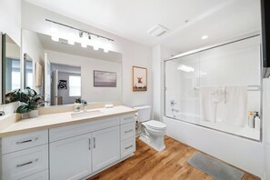 Haartrockner, Handtücher, Seife, Toilettenpapier