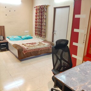 書桌、手提電腦工作  空間