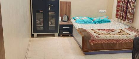 Meja kerja dan ruang kerja ramah laptop