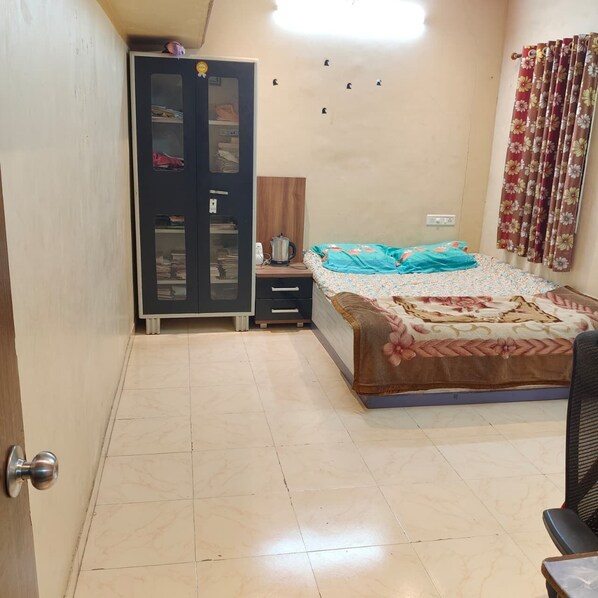 書桌、手提電腦工作空間