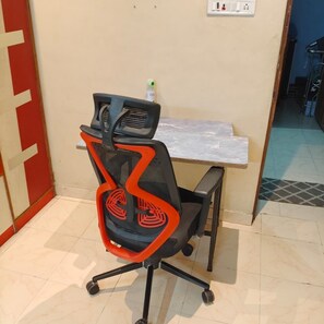 Bureau, espace de travail pour ordinateur portable