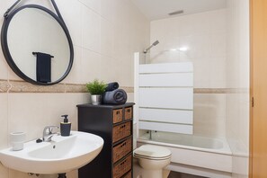 Shower, hair dryer, towels, soap - Kalma. Holiday home La Barrosa c/Altramuz Chiclana de la Frontera, Cadiz. (Chiclana de la Frontera)