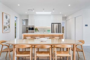 Dining - Palm Cove Skennars - Beautifully designed coastal retreat (Skennars Head)