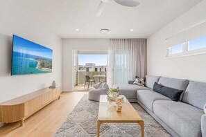 TV, computer monitors - Palm Cove Skennars - Beautifully designed coastal retreat (Skennars Head)