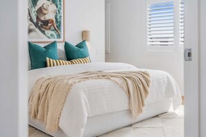 4 bedrooms, desk, iron/ironing board, free WiFi - Palm Cove Skennars - Beautifully designed coastal retreat (Skennars Head)