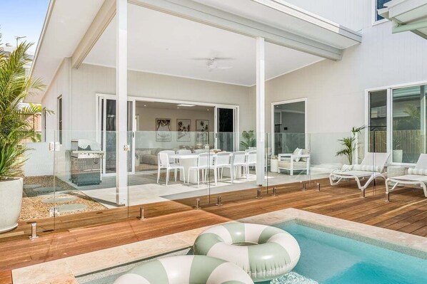 Outdoor dining - Palm Cove Skennars - Beautifully designed coastal retreat (Skennars Head)