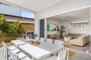 Outdoor dining - Palm Cove Skennars - Beautifully designed coastal retreat (Skennars Head)