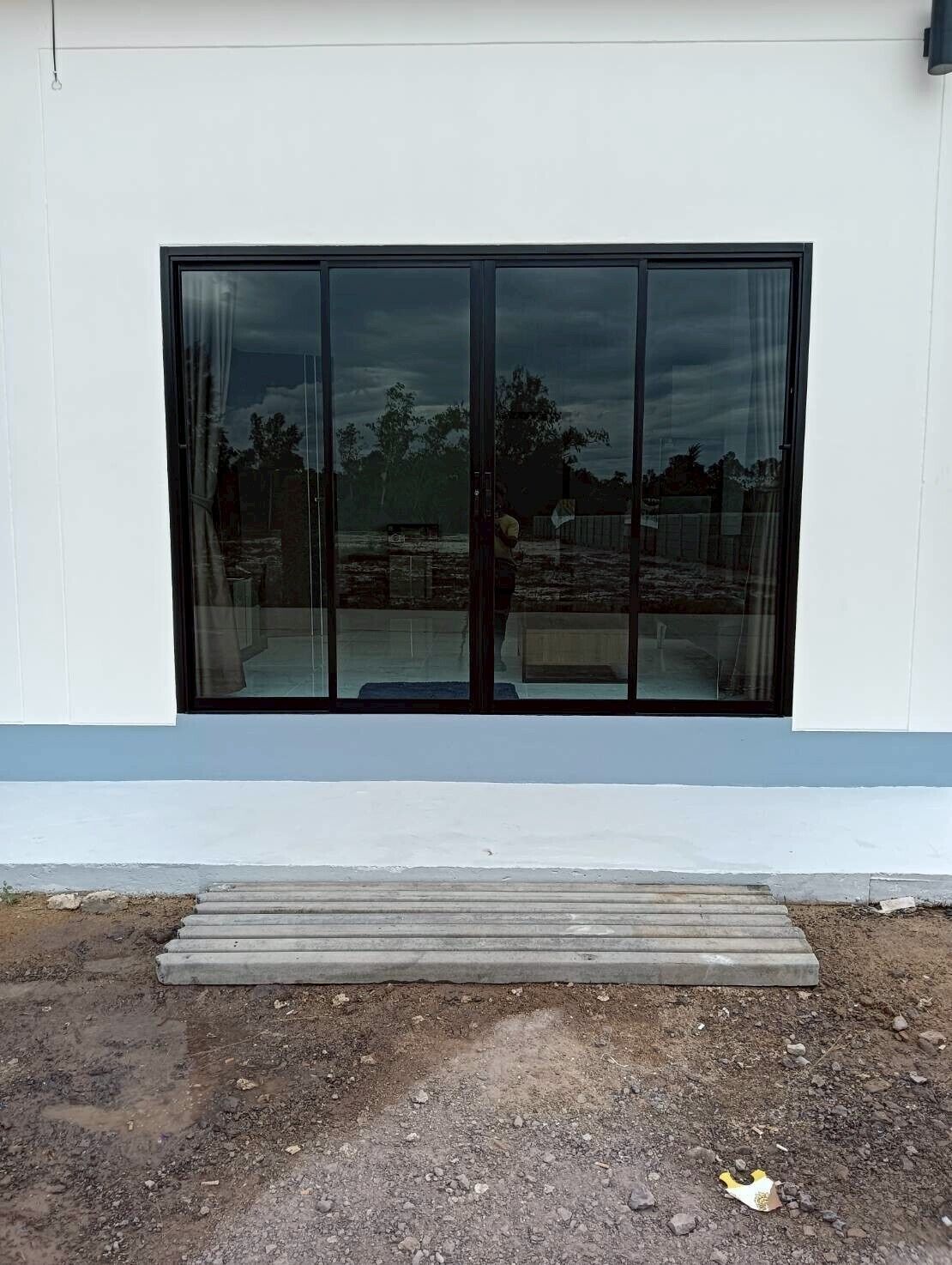 Vista frontal de la propiedad