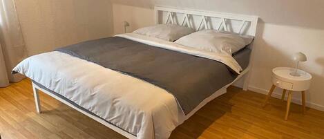 2 عدّة غرف نوم وواي فاي وملاءات أسرّة