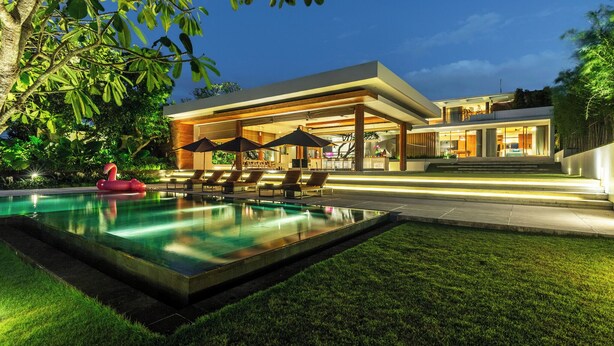 A modern house with a swimming pool, outdoor seating, and a well-lit entrance. - The Iman Villa by Elite Havens (Kabupaten Badung)