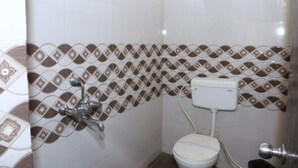 Shower, rainfall showerhead, towels, soap - Janvi International Inn Muzaffarpur (Muzaffarpur)