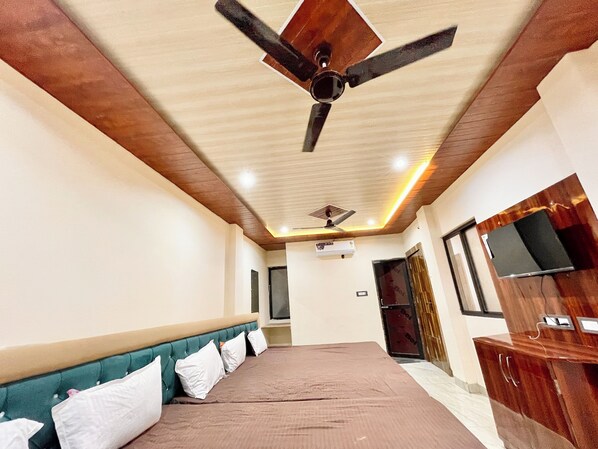 Premium bedding, desk, laptop workspace, soundproofing - Hotel Satyam Palace - near Temple (Ujjain)