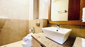 高级房, 阳台 | 浴室 | 淋浴设施、毛巾、肥皂、洗发水