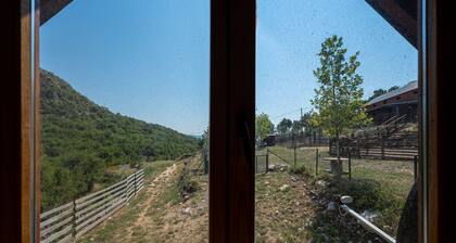 Charming wood cabin in the heart of a farm, surrounded by nature and fresh air.