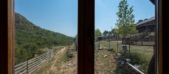 Charming wood cabin in the heart of a farm, surrounded by nature and fresh air.