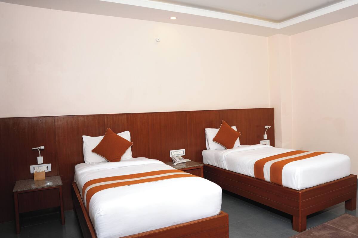 Standard Twin Room | Soundproofing, iron/ironing board, WiFi (free), bed sheets