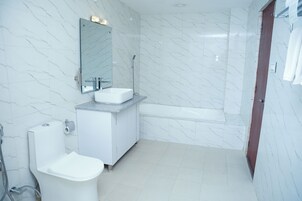 Secador de pelo, batas, pantuflas, toallas