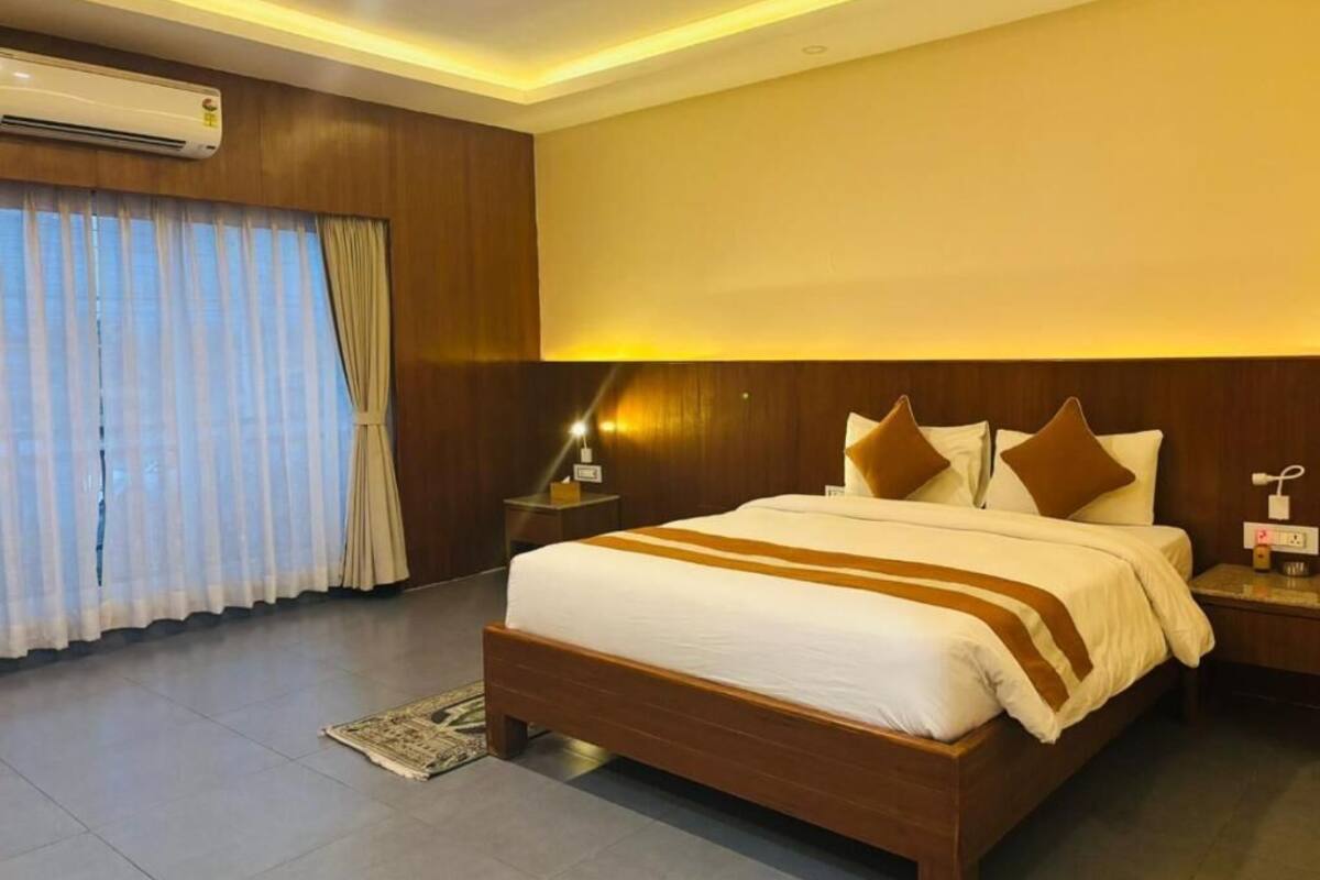 Standard King Room | Soundproofing, iron/ironing board, WiFi (free), bed sheets