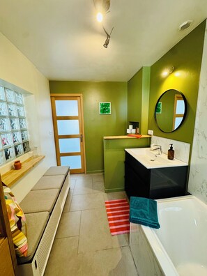 Sèche-cheveux, serviettes fournies, savon, shampoing