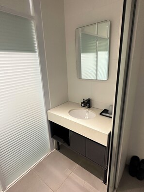 Comfort Double Room | Bathroom | Free toiletries, hair dryer, towels, shampoo