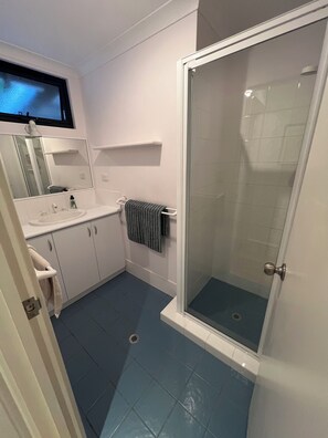 Suihku, pyyhkeet, saippua, vessapaperi