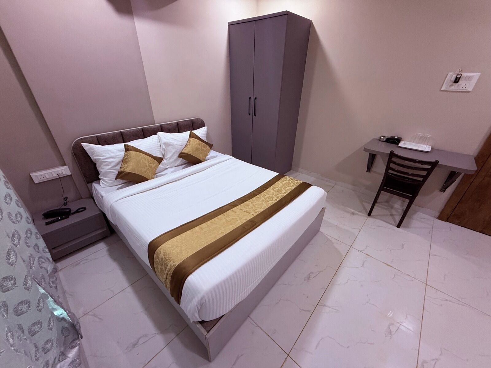 Deluxe Room | Desk, laptop workspace