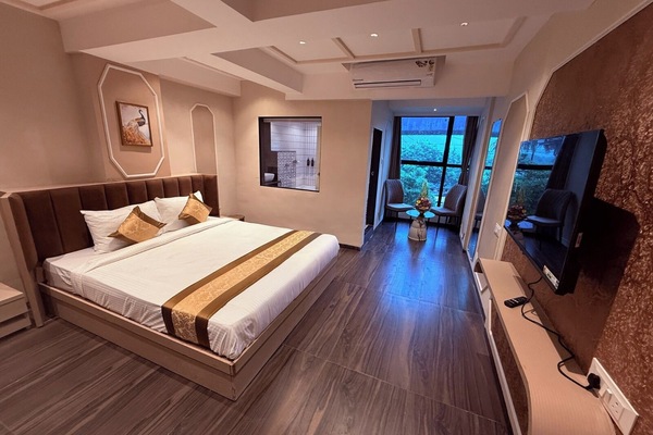 Suite Room with Bath Tub | Desk, laptop workspace