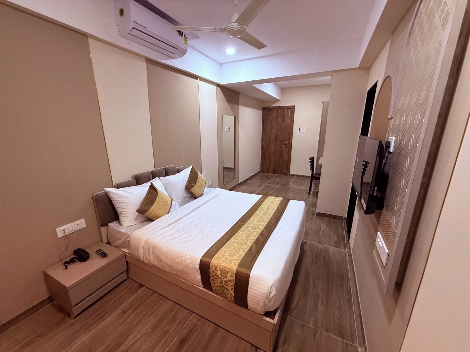 Superior Room | Desk, laptop workspace