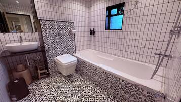 Suite Room with Bath Tub | Bathroom