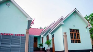A building with a sign reading "NAWARI LODGE". - SANAWARI LODGE (Arusha)