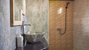 Douche, articles de toilette gratuits, serviettes fournies, savon