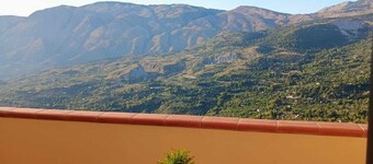 Polizzihouse - Holiday House with Panoramic Terrace, in the Heart of the Madonie Mountains.