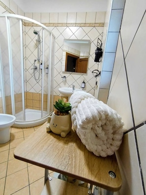 Shower, hair dryer, bidet, towels - Polizzihouse - Holiday House with Panoramic Terrace, in the Heart of the Madonie Mountains. (Polizzi Generosa)