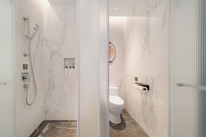 A modern bathroom with a shower, toilet, and a towel rack. - Grand Skylight International Hotel, Shenzhen Dapeng (Shenzhen)