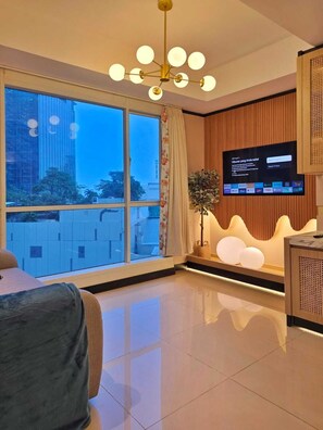 Apartment, 3 Bedrooms, City View | Living area