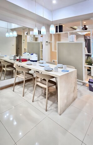 Apartment, 2 Bedrooms, City View | Dining room