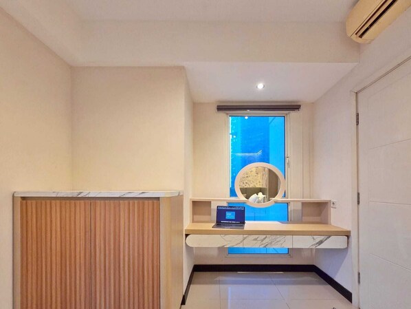 Apartment, 3 Bedrooms, City View | Living area