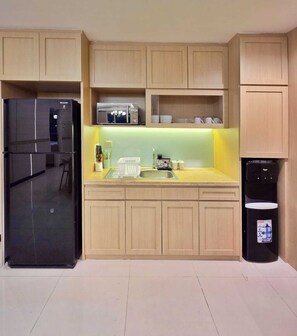 Apartment, 3 Bedrooms, City View | Private kitchen